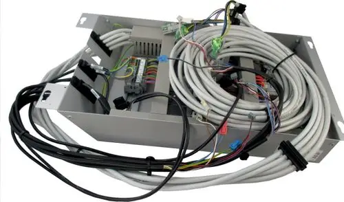 Steuereinheit mit mehreren Kabeln und Anschlüssen, geeignet für Systeme von Wolf. Montierbar in einem Gehäuse mit Platz für zahlreiche Verbindungen.